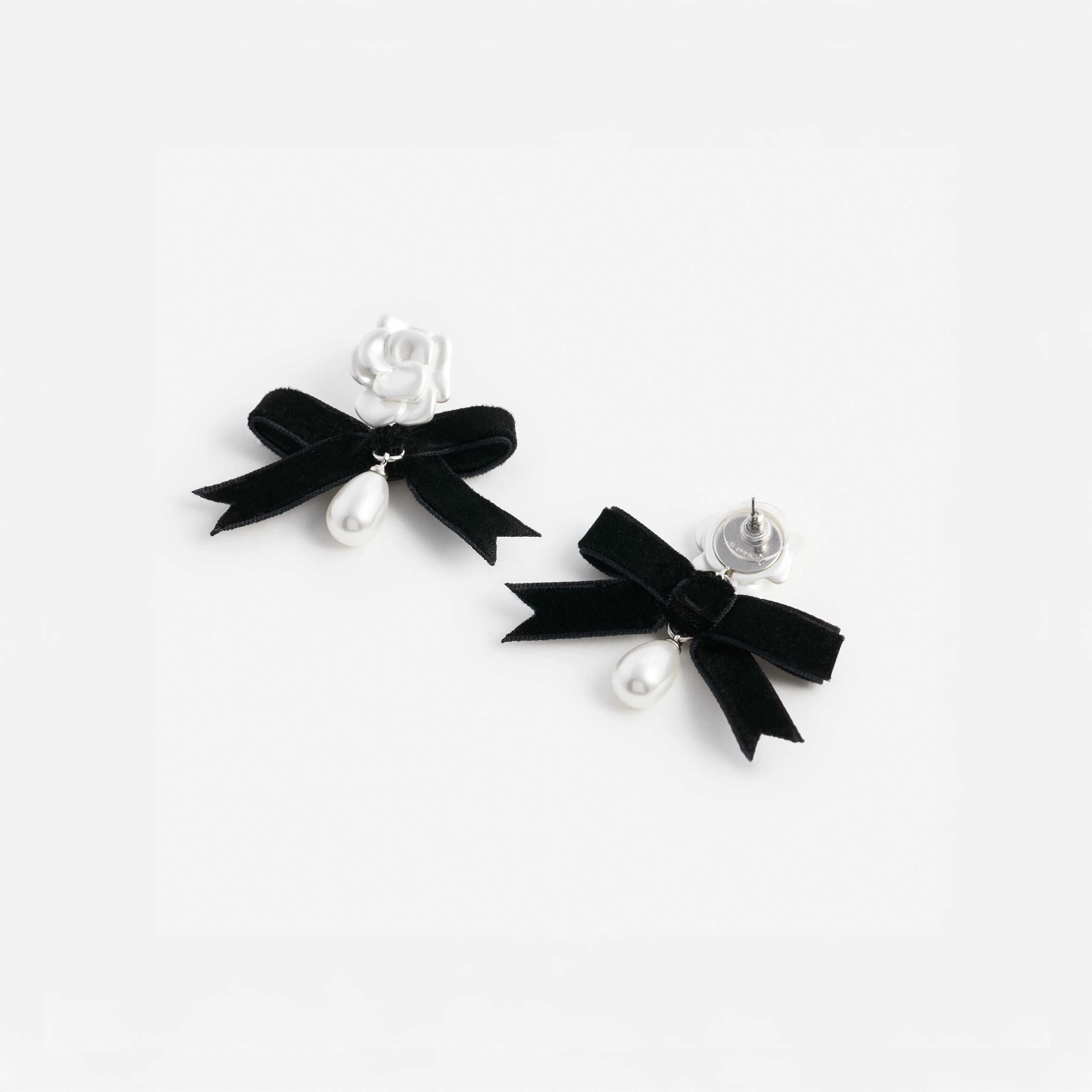 Pearl Black Bow Earring - Image 3