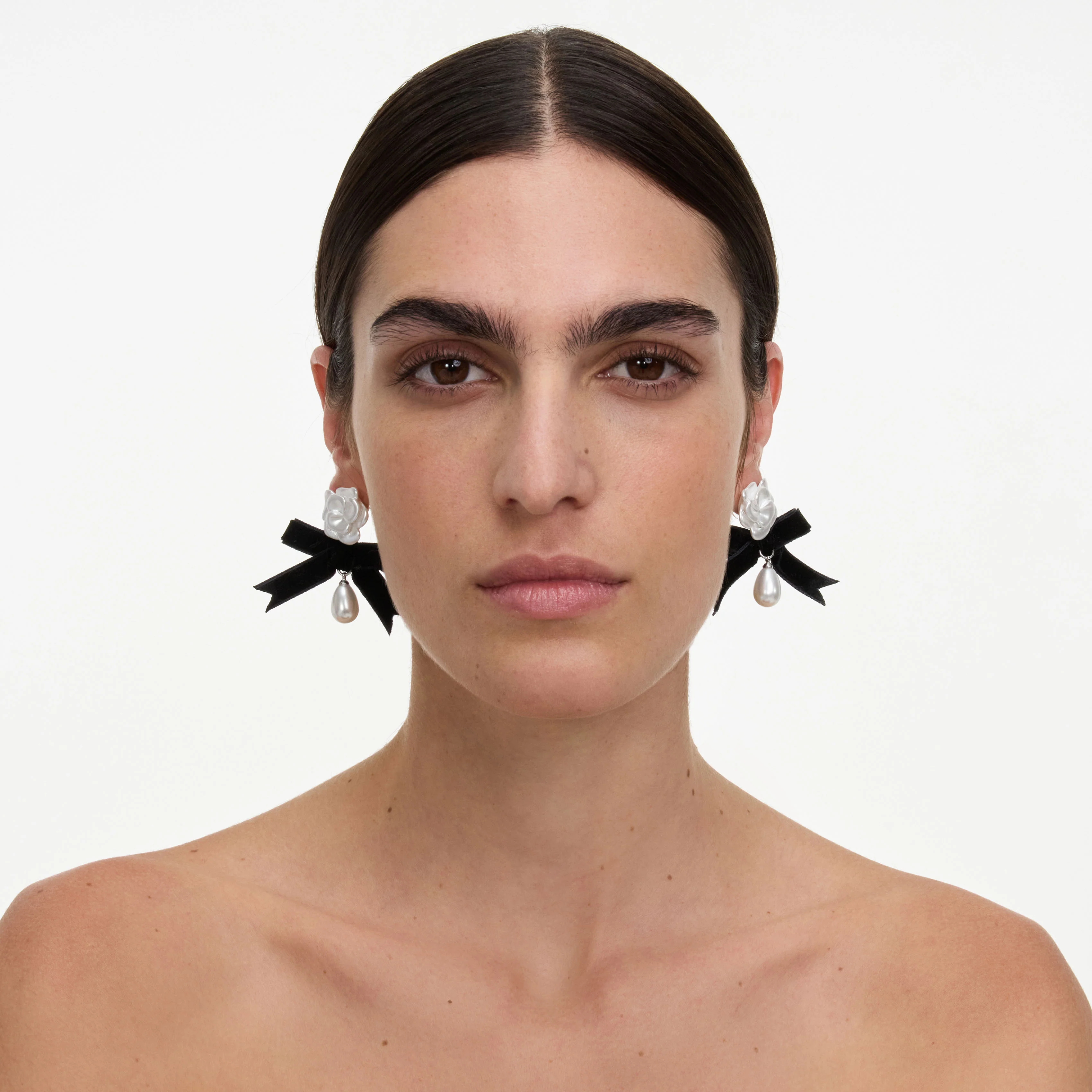 Pearl Black Bow Earring - Image 4